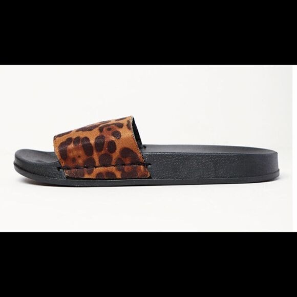 Leopard printed flat sandals  - Picture 2 of 6